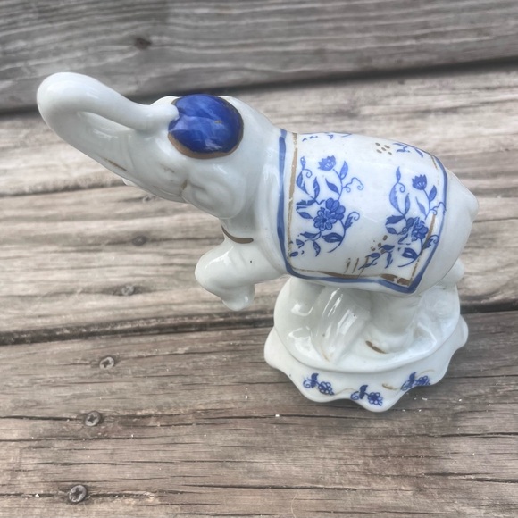 VINTAGE GOOD LUCK ELEPHANT DANCING ‘TRUNK UP’ FIGURE STATUE WHITE & BLUE - Picture 2 of 7